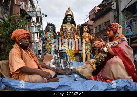 Howrah, Inde. 16 août 2020. RAM-Sita idol ainsi que d'autres divinités hindoues sont emmenées au Gange pour une grande immersion le dernier dimanche du mois de Shraavana dans le calendrier indien. Seigneur Rama et la déesse Sita idoles qui ont été adorées depuis plus de 200 ans à Ramrajatala de Howrah dans le Bengale occidental. Un grand nombre de personnes ont observé la grande procession annuelle au milieu de la nouvelle pandémie du coronavirus (COVID-19). (Photo de Biswarup Gangouly/Pacific Press/Sipa USA) crédit: SIPA USA/Alay Live News Banque D'Images