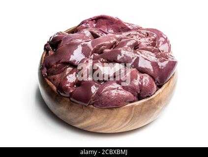 Foie de porc cru dans un bol en bois isolé sur blanc Banque D'Images