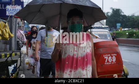 Quezon City, Philippines. 16 août 2020. Le port obligatoire d'un masque et d'un masque facial est désormais requis pour les personnes qui entrent dans les épiceries, les centres commerciaux ou les lieux publics afin d'enrayer la transmission du virus corona dans la région métropolitaine de Manille. (Photo de Sherbien Dacalanio/Pacific Press/Sipa USA) crédit: SIPA USA/Alay Live News Banque D'Images