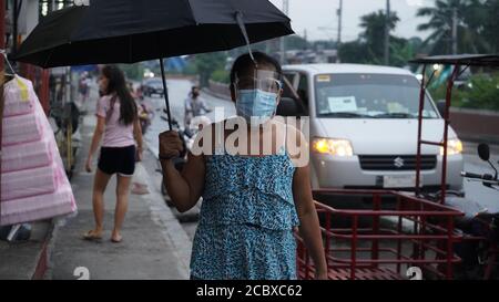 Quezon City, Philippines. 16 août 2020. Le port obligatoire d'un masque et d'un masque facial est désormais requis pour les personnes qui entrent dans les épiceries, les centres commerciaux ou les lieux publics afin d'enrayer la transmission du virus corona dans la région métropolitaine de Manille. (Photo de Sherbien Dacalanio/Pacific Press/Sipa USA) crédit: SIPA USA/Alay Live News Banque D'Images