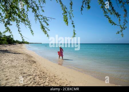 Femme marche sur el combate Beach, Cabo Rojo, Puerto Rico Banque D'Images