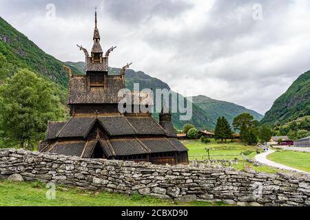 Borgund stave église et centre d'accueil à la tête de Laerdale, dans le centre de la Norvège de Vestland, entièrement construite en bois le xiie siècle Banque D'Images