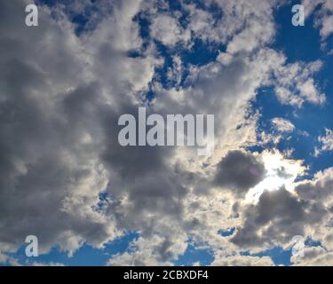 Ciel sombre. Nuages sombres. Ciel sombre plein de nuages avant la pluie. Ciel. Banque D'Images