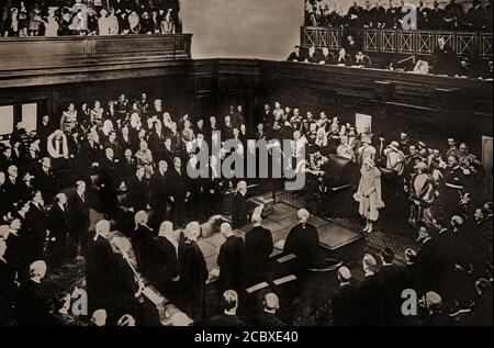 Le roi George VI (1895-1952), dans son rôle antérieur de duc de York, avec la duchesse ouvrant le bâtiment du Parlement australien à Canberra en mai 1927 Banque D'Images