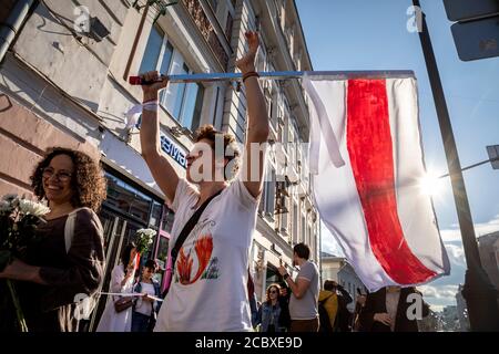 Moscou, Russie. 15 août 2020 le démonstrateur détient un ancien drapeau blanc-rouge-blanc de la Biélorussie utilisé en opposition au gouvernement lors d'une protestation contre les résultats officiels de l'élection présidentielle biélorusse devant l'ambassade biélorusse à Moscou, en Russie Banque D'Images