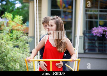 jeune couple s'amusant dans le parc d'attractions Banque D'Images