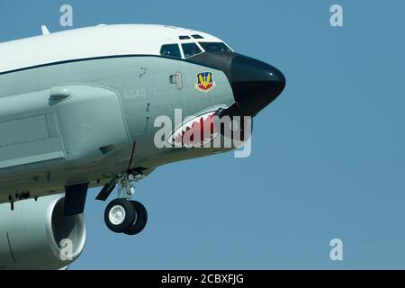 Vu en finale, le nez peint de ce Boeing RC-135V/W Rivet joint est sur le point d'atterrir à la RAF Mildenhall, Suffolk, Royaume-Uni. Pris le 12 août 2020. Banque D'Images