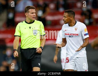 Köln, Koeln, Cologne, Allemagne, 16 août 2020. Schiedsrichter Felix Brych gibt Elfmeter trotz proteste von Fernando Reges (Sevilla) dans la demi-finale Banque D'Images