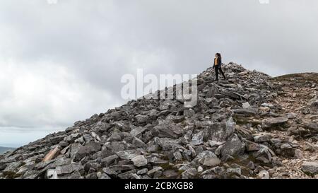 Une fille de randonneurs au sommet de la montagne Errigal. Donegal County, Irlande. Partie de Wild Atlantic Way. Banque D'Images