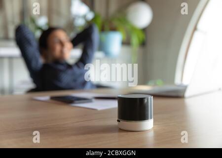 Gros plan sur le petit assistant numérique portable sur table.