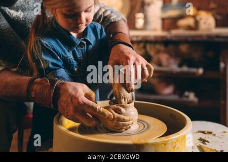 Atelier de poterie. Grand-père-fille enseigne la poterie. Modelage Banque D'Images