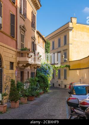 Le pittoresque quartier Rione Trastevere sur un matin d'été, à Rome, Italie. Banque D'Images