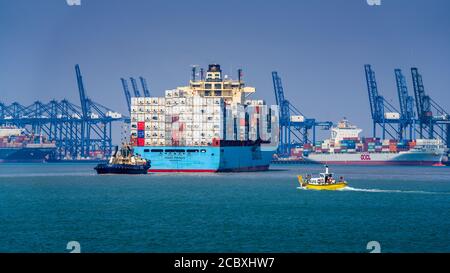 Le navire à conteneurs de la ligne Seago entre dans le port de Felixstowe au Royaume-Uni - le navire à conteneurs du Pirée de Seago effectue des manœuvres dans le port de Felixstowe devant le ferry de Harwich. Banque D'Images