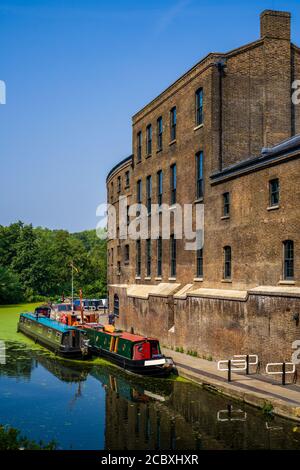 Regents Canal Granary Square Kings Cross London - le réaménagement d'un bâtiment historique situé sur le canalside à Coal Drops Yard, King's Cross, Londres Banque D'Images