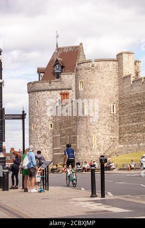 Touristes visiteurs et personnes à la journée prennent dans la vue de Château de Windsor Angleterre Royaume-Uni