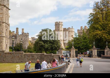 Touristes visiteurs et personnes à la journée prennent dans la vue de Château de Windsor Angleterre Royaume-Uni Banque D'Images