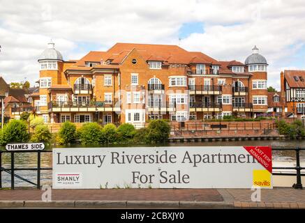 Nouveaux appartements de luxe en bord de mer à vendre sur les rives de La Tamise à Windsor, Angleterre, Royaume-Uni Banque D'Images