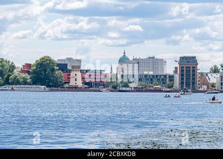 Potsdam, Allemagne - 12 juillet 2020 : Lac Tiefer avec le quai de la Schiffbauergasse, théâtre Hans Otto, moulin à chicorée, navire-restaurant John Barnett Banque D'Images