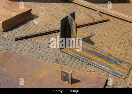 Détails du métal soudé. Une pièce en acier vierge. Travaux de soudage sur un chantier de construction. Gros plan du cordon de soudure. Banque D'Images