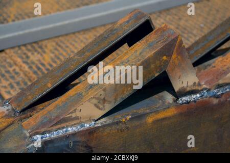 Détails du métal soudé. Une pièce en acier vierge. Travaux de soudage sur un chantier de construction. Gros plan du cordon de soudure. Banque D'Images