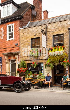 Vintage Morris Cowley Motor car à l'extérieur d'un pub anglais traditionnel Maison publique les deux Brewers sur la rue Park à Windsor Berkshire Angleterre Royaume-Uni Banque D'Images