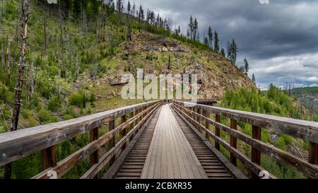 Ponts en bois du chemin de fer abandonné de Kettle Valley dans le canyon Myra, près de Kelowna (Colombie-Britannique), Canada Banque D'Images