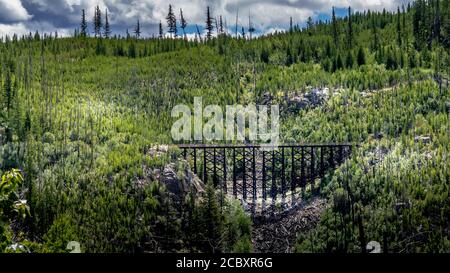 Ponts en bois du chemin de fer abandonné de Kettle Valley dans le canyon Myra, près de Kelowna (Colombie-Britannique), Canada Banque D'Images