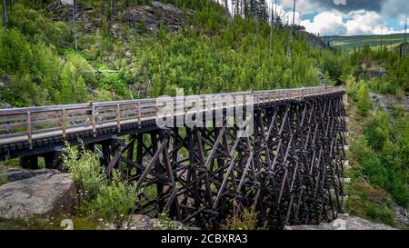 Ponts en bois du chemin de fer abandonné de Kettle Valley dans le canyon Myra, près de Kelowna (Colombie-Britannique), Canada Banque D'Images