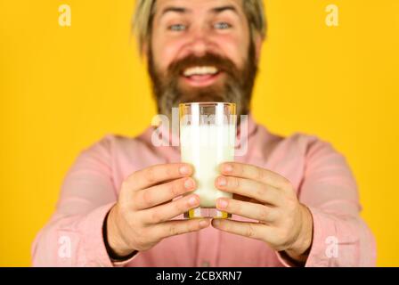 Lait pour une bonne santé. Sans lactose. L'homme barbu tient un verre de lait. Source de calcium. Concept de lait végétalien. Buvez un cocktail de protéines. Habitudes saines. Le lait d'amande est riche en plusieurs nutriments sains. Banque D'Images