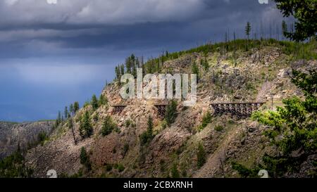 Série de ponts en bois du chemin de fer abandonné de Kettle Valley dans le canyon Myra, près de Kelowna (Colombie-Britannique), Canada Banque D'Images