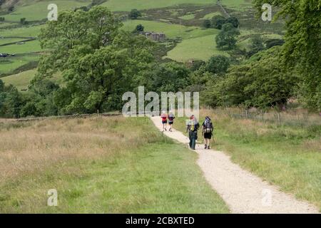 Marcheurs sur la Pennine Way, près d'Edale dans le Derbyshire Peak District, Angleterre Banque D'Images