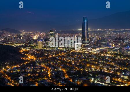 Vue panoramique sur Santiago City Scape la nuit, Chili, Amérique du Sud. Banque D'Images