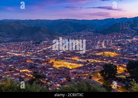 Cusco paysage urbain au coucher du soleil, Pérou, Amérique du Sud. Banque D'Images