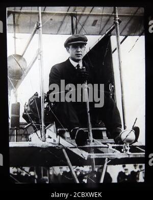 Une diapositive magique représentant l'aviateur pionnier Cecil Grace dans son court biplan S.27. Grace était un américain naturalisé en tant que citoyen britannique en octobre 1910. Il a été l'un des premiers aviateurs pionniers qui, en avril 1910, n'a reçu que le quatrième certificat d'aviateur du Royal Aero Club. Il a disparu lors d'un vol à travers la Manche le 22 décembre 1910. Diapositive publiée par W. Butcher & Sons, Londres et datant d'environ 1914. Banque D'Images