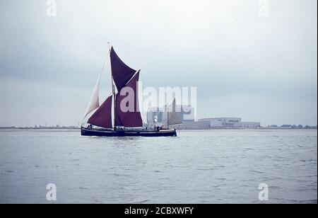 Une barge de voile grichée sur la Tamise en compétition lors du match de la barge de voile sur la Tamise. Début des années 1960 Banque D'Images