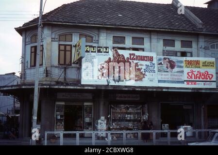 Une boutique de souvenirs à Bangkok, en Thaïlande, avec des canulars publicitaires de films faisant la promotion de « la douzaine sale » et « une affaire à se souvenir ». 1968 Banque D'Images