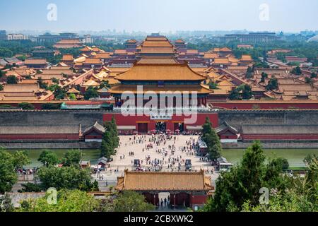 Pékin, Chine, les gens aux portes de l'ancien palais de la Cité interdite pendant l'été. Traduction de caractères chinois : le musée du palais. Banque D'Images