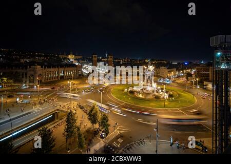 Circulation nocturne autour de la place historique Plaza de Espana à Barcelone, Catalunya, Espagne. Banque D'Images