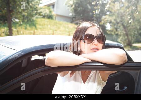 Female driver à la recherche de la voiture Banque D'Images