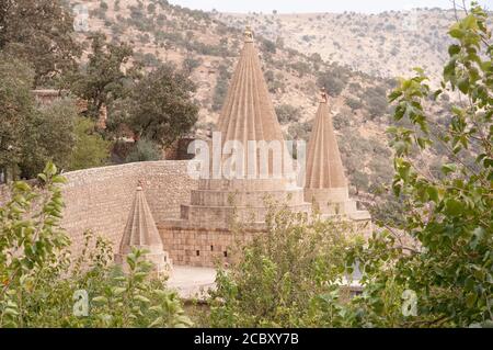 Une vue sur les flèches et mausolées de la tombe de Sheikh Adi à la sainte religieuse yézidi site de Lalish, Shekhan, Kurdistan, dans le nord de l'Irak. Banque D'Images