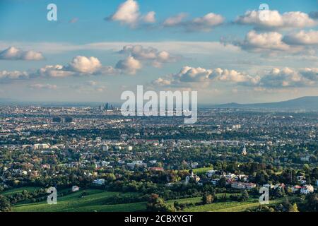 Vienne. 16 août 2020. La photo prise le 16 août 2020 montre la vue sur Vienne depuis la terrasse panoramique de Kahlenberg, à Vienne, Autriche. La terrasse panoramique de Kahlenberg est l'un des points de vue célèbres de Vienne, qui surplombe la ville et attire beaucoup de touristes. Credit: Guo Chen/Xinhua/Alay Live News Banque D'Images