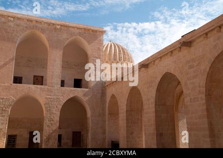 La cour de Kasimiye Medresesi, une mosquée médiévale du XVe siècle et une école religieuse dans la ville de Mardin, Anatolie orientale, Turquie. Banque D'Images