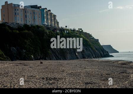 Vue depuis les hôtels de Tenby Wales au Royaume-Uni depuis le côté sud de plage Banque D'Images