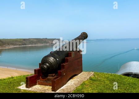 Vue imprenable depuis Tenby Wales avec canon en prise de vue la plage Banque D'Images