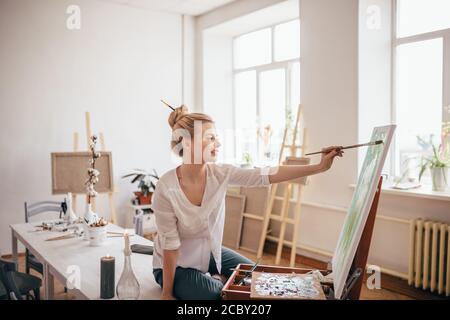 jeune artiste talentueux se spécialise dans le portrait, la vie encore. gros plan photo.girl dépeint les gens, les émotions avec la sincérité émouvante, avec la retenue Banque D'Images