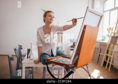 artiste autodidacte travaillant à la maison. gros plan photo. fille peint de la mémoire, de l'imagination Banque D'Images