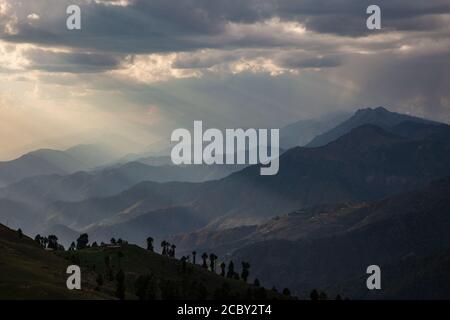 Chaîne de montagnes Dhauladhar dans l'Himalaya, Himachal Pradesh, Inde Banque D'Images