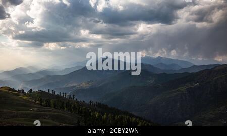 Chaîne de montagnes Dhauladhar dans l'Himalaya, Himachal Pradesh, Inde Banque D'Images