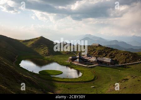 Lac Prasar dans la chaîne de montagnes Dhauladhar dans l'Himalaya, Himachal Pradesh, Inde Banque D'Images