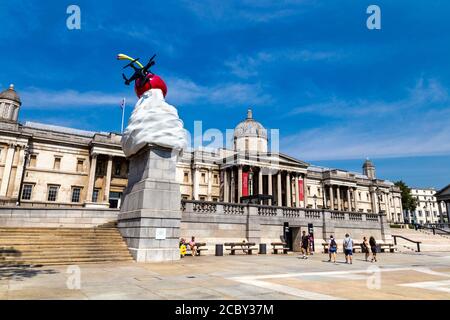 Trafalgar Square quatrième sculpture de Plinth 'The End' par l'artiste Heather Phillipson, représentant un tourbillon de glace, de cerise, de drone et de mouche, Londres, Royaume-Uni Banque D'Images